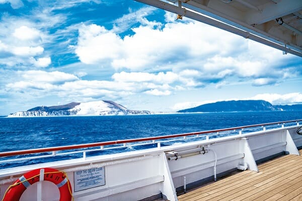 伊豆諸島の島々が魅せる<br>船上だからこそ出会える風景