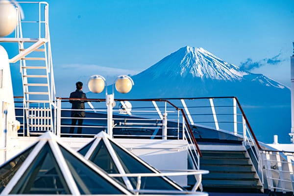 view point<br>目の前にそびえる 雄大な富士山は 洋上だからこその絶景