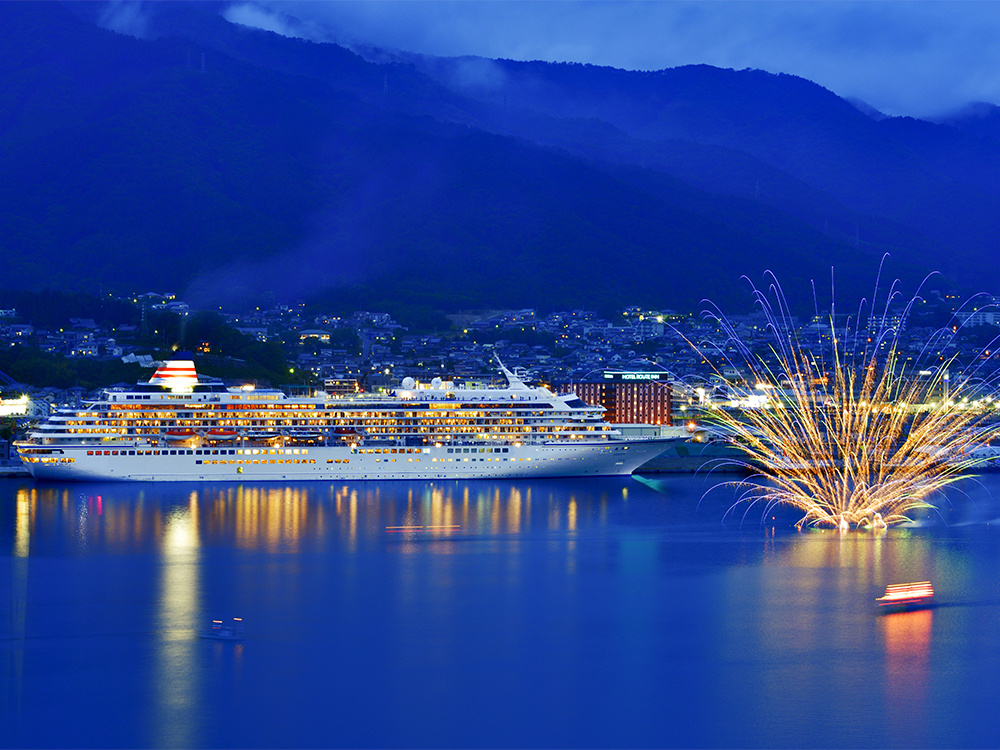 三陸の海を彩る 大船渡花火