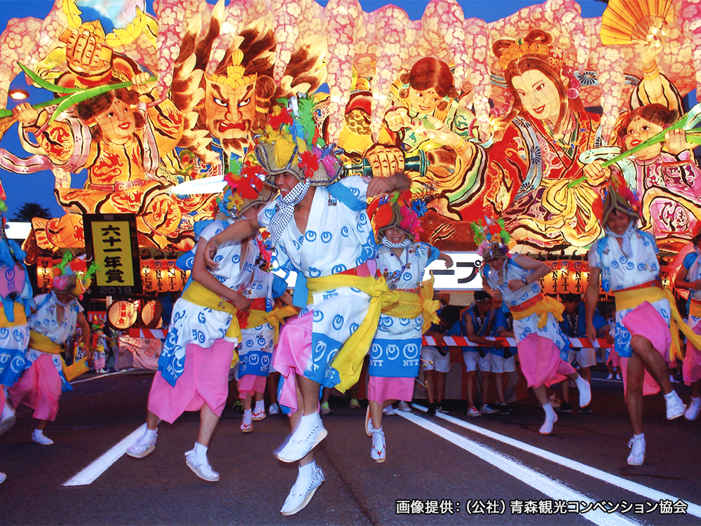 観覧席からゆったり楽しむ東北の夏祭り