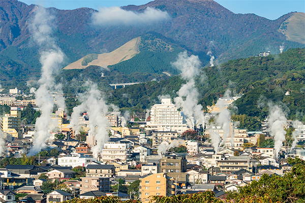 湯けむり立ちのぼる別府の温泉街