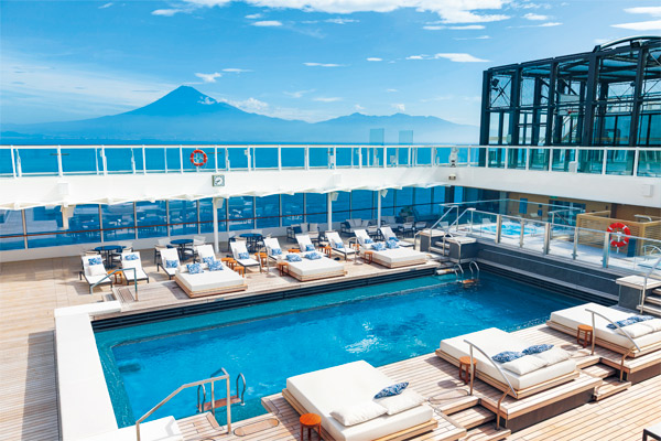 「飛鳥Ⅲ」のバースデーと海の日を祝う<br>連休利用の夏クルーズ