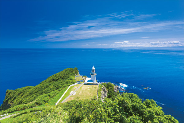地球を感じる壮大な景色と港町の歴史をたどる夏の北海道へ