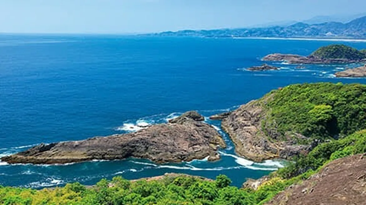 細島（日向）の海岸と断崖