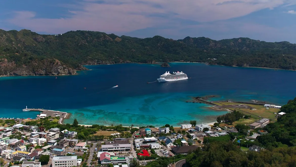 世界自然遺産に登録された小笠原の海と島影