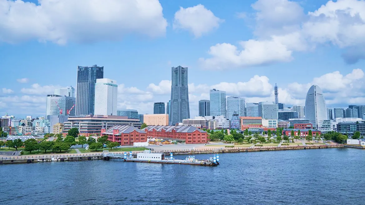 海辺に建つ横浜赤レンガ倉庫